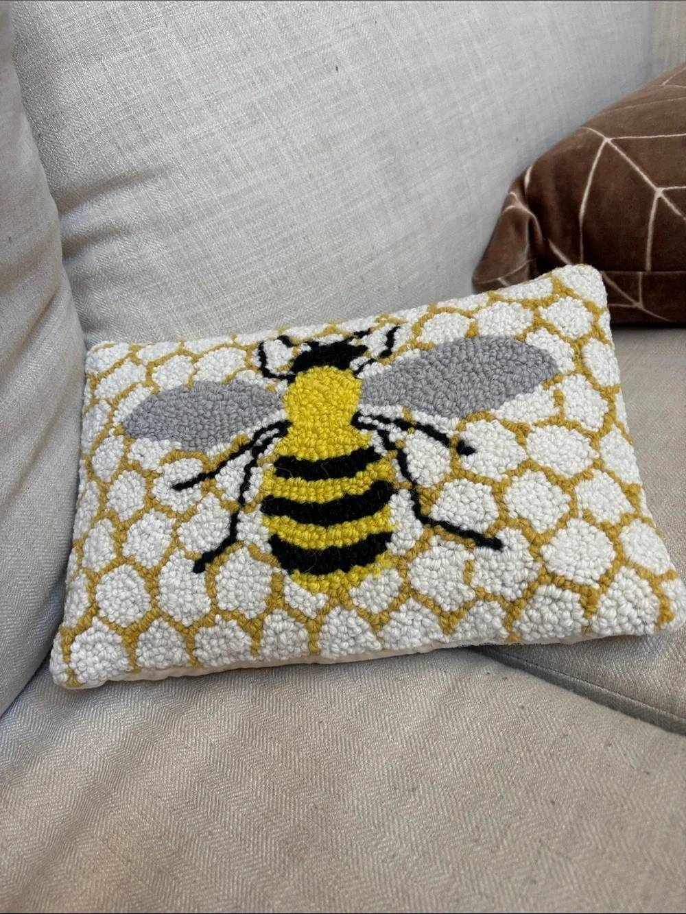 Peking Handicraft Bee, 8x12 Hook Pillow, 1 Count